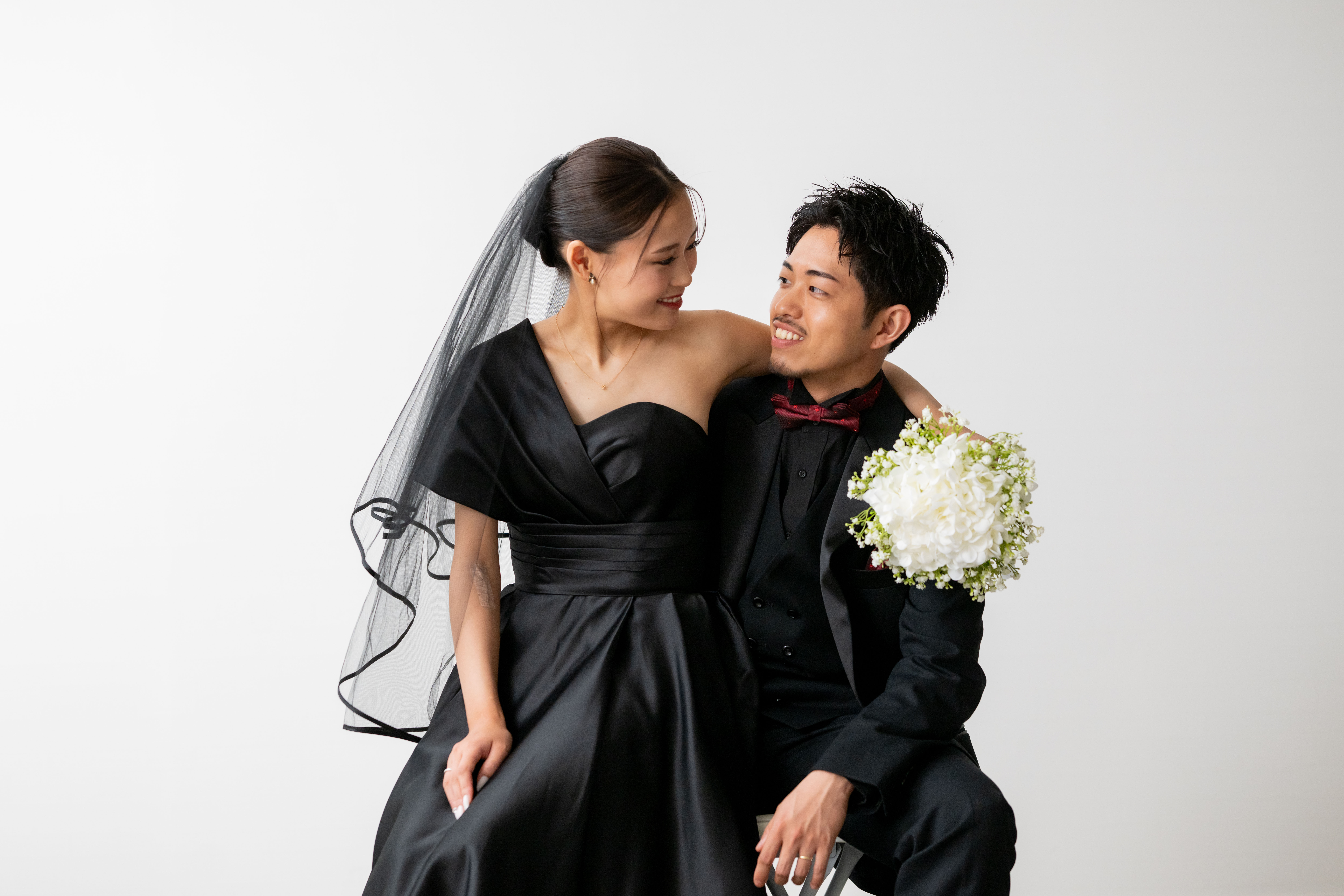 2. おしゃれなブラックドレスで特別感アップ