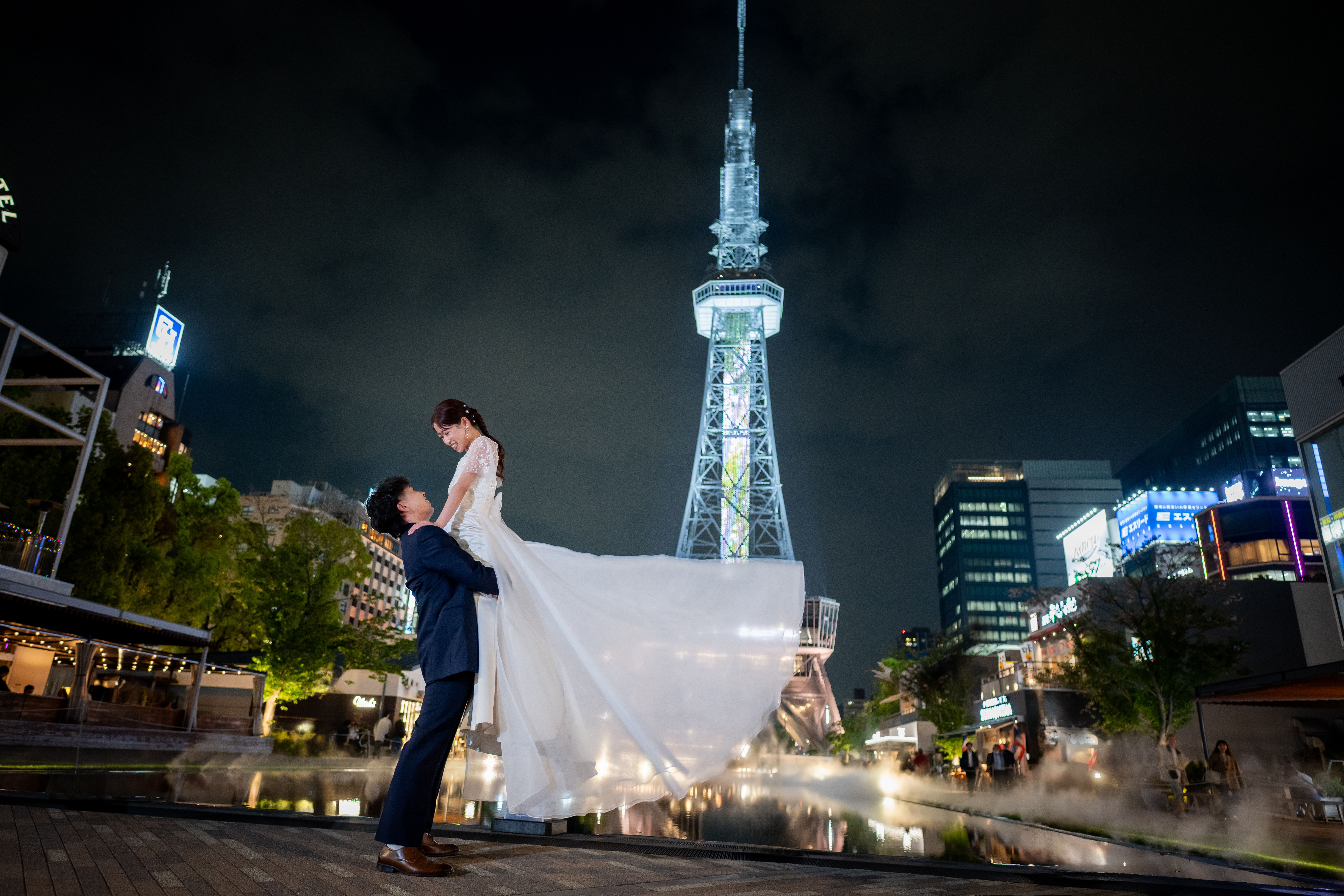 煌めく夜景に心奪われる特別な瞬間を、カップルの思い出として永遠に。